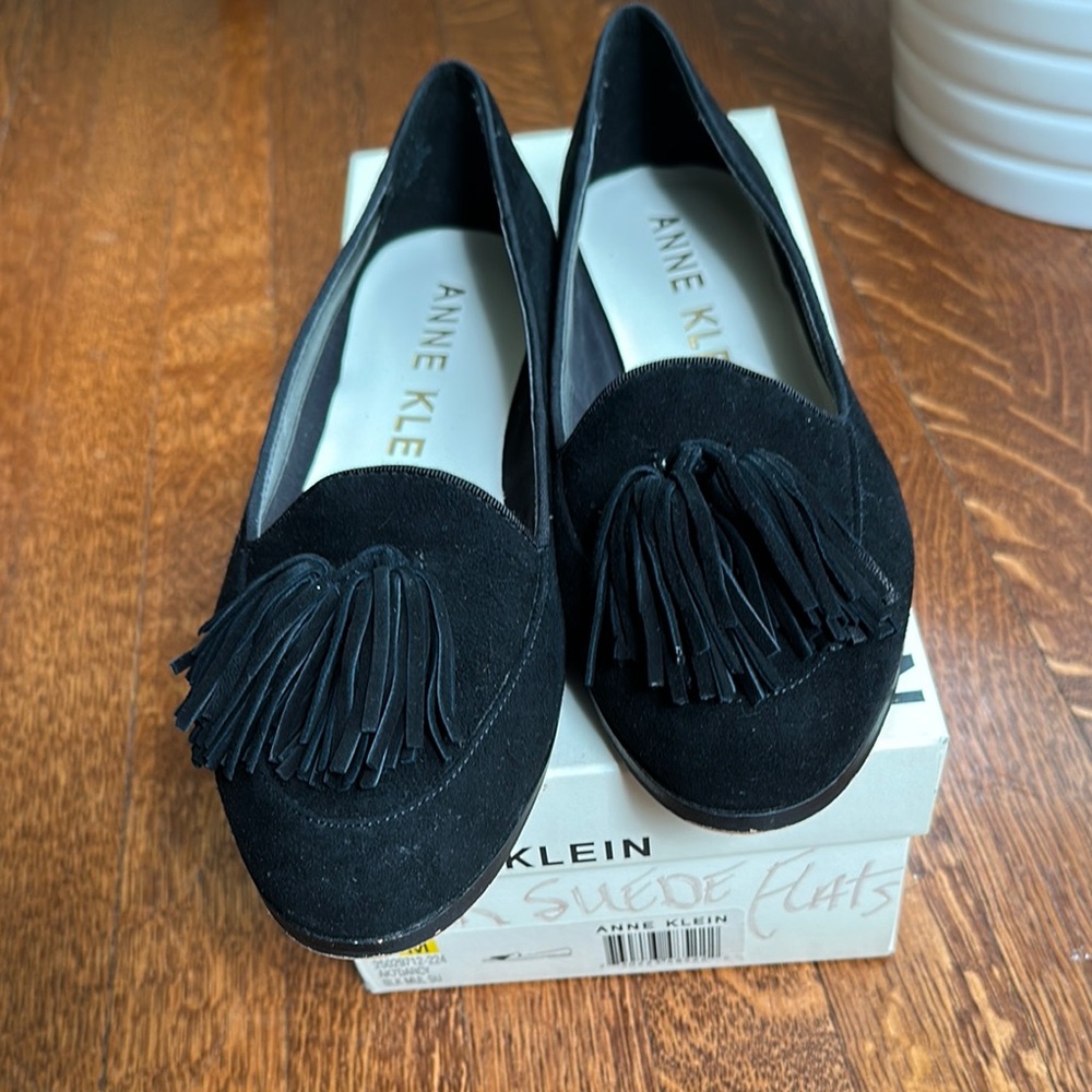 Anne Klein Black Suede Tassel Flats – Size 6.5M